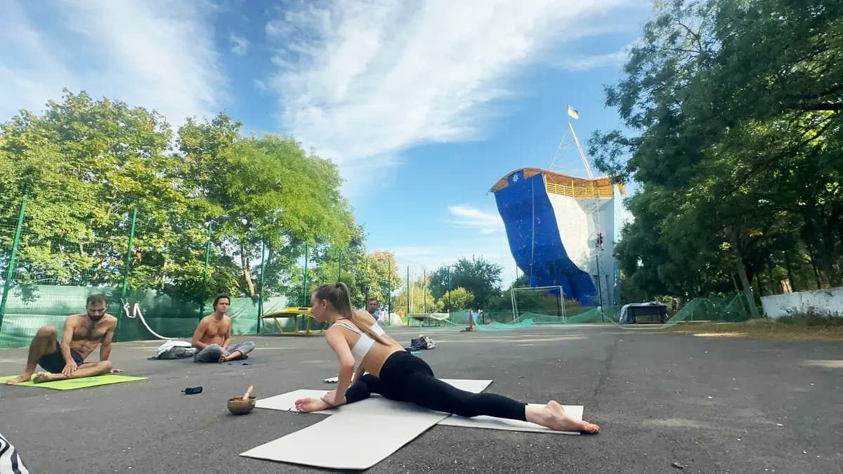 Olya leading outdoor group splits practice